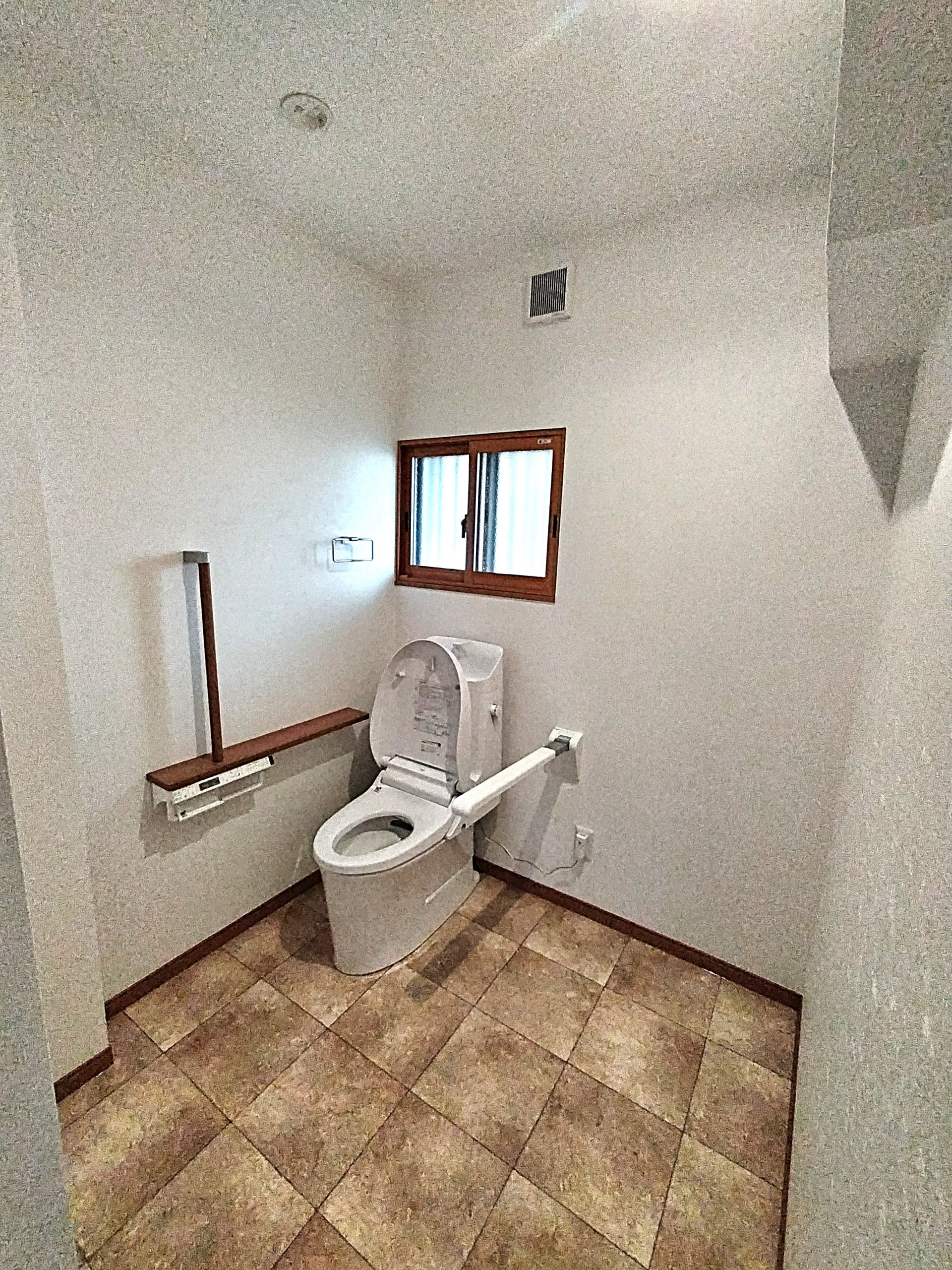 広々として使いやすいバリアフリートイレに／トイレリフォーム